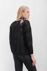 Sweater color ocre con diseño floral en jacquard y lurex a tono, escote redondo y mangas largas.