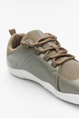 Zapatillas barefoot color celeste con interior amarillo y suela blanca.