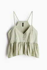 Top verde claro con breteles finos, escote en V, abertura con botones y peplum con leve vuelo.
