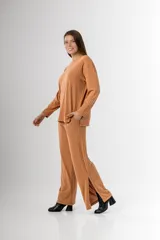 Pantalón palazzo camel de morley de vara ancha en algodón y viscosa con bolsillos y cintura elastizada.