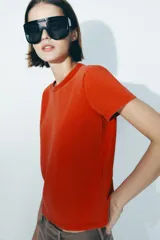 Camiseta marrón de algodón con cuello redondo y mangas cortas.