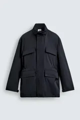 Parka azul marino de tejido técnico, corte relaxed fit, cuello alto ajustable con cordón, manga larga con puños abotonados, cierre frontal con cremallera oculta y solapa con botones a presión, cintura ajustable con cordón interior y bolsillos frontales multifunción de plastrón.