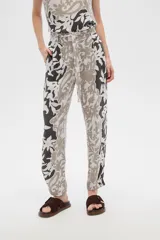 Pantalón estampado de viscosa, corte holgado, tiro medio y lazo en la cintura.