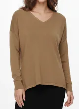 Sweater de punto color marrón tostado, con escote en V y calce ajustado. Presenta un tejido fino y suave.