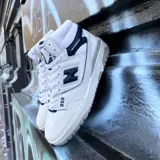Championes de caña alta New Balance 650, color blanco con detalles en azul marino y gris.