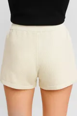 Short negro de viscosa con punto crochet, calce alto y holgado.