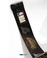 Riñonera negra con logo de Los Angeles Lakers estampado en gris. Tiene correa regulable con hebilla de plástico y logo de la NBA.