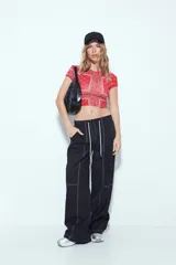 Top crop de manga corta, ajustado al cuerpo, con estampado tipo bandana en blanco y negro.