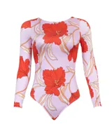 Enterito de lycra con estampado de flores rojas y hojas color crema sobre fondo lila.