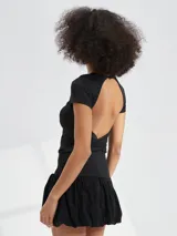 Top corto rojo de mangas cortas y cuello redondo.