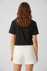 Remera color beige de algodón con estampado de frutas enmarcadas en un rectángulo de puntos.