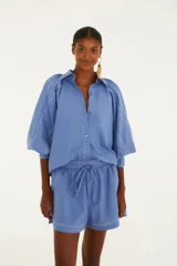 Shorts celestes con cintura elástica y cordón ajustable.