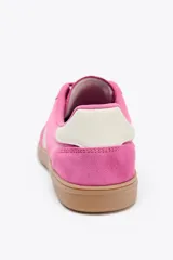 Zapatillas deportivas rosas de gamuza con detalles en blanco y suela marrón.