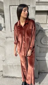 Camisa azul de terciopelo, corte oversize, con cuello camisero, manga larga y cierre frontal con botones.