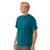 Remera verde de manga corta con cuello redondo y logo bordado en el pecho.