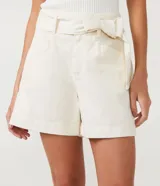 Short corto color marrón, de tiro medio, con cinturón de la misma tela y bolsillos laterales.