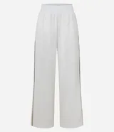 Pantalón deportivo blanco de tiro alto, corte ancho y pierna recta, con friso lateral contrastante.