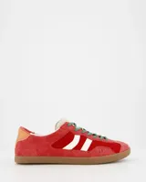 Championes Coolway modelo Kizuna, color rojo con detalles en blanco y suela color caramelo. Confeccionados en gamuza y nylon, con ajuste de cordones verdes.