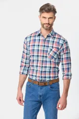 Camisa a cuadros en tonos azul, con manga larga y bolsillo en el pecho, confeccionada en 100% algodón.