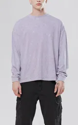 Remera manga larga lila con puños y cuello de ribb al tono, de calce regular.