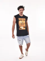 Musculosa gris con estampado de auto clásico y texto en negro.