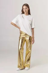 Pantalón de lino color dorado con acabado metalizado, corte recto y tiro alto.