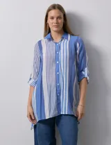 Camisa larga de rayón marca Robert Louis, con estampado a rayas verticales en tonos coral y blanco. Tiene cuello con solapa, abertura central con botones, mangas largas regulables con presilla y botón, y tajos laterales.