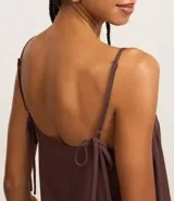 Vestido corto de viscosa color verde oliva, de corte recto y holgado, con escote cuadrado y breteles finos.