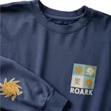 Buzo azul con cuello redondo y puños acanalados. Presenta un estampado en el pecho con el logo de la marca Roark y un diseño de hojas en la manga izquierda.