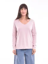 Remera de manga larga color ladrillo, con escote en V.