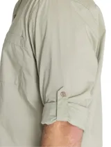 Camisa blanca de manga larga para hombre, confeccionada en algodón orgánico. Cuenta con cuello camisero, cierre con botones de madera, bolsillo en el pecho y mangas ajustables con botones.