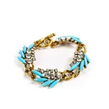 Pulsera con base dorada y detalles en turquesa y strass, con cierre de traba.