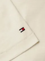 Remera color crema de Tommy Hilfiger, de corte regular, con cuello en V y logo bordado en la manga.