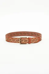 Cinturón ancho de cuero negro con diseño rocker, adornado con remaches metálicos en dos tonos y hebilla de bronce.