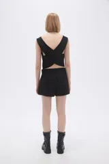 Short gris de vestir con bolsillos laterales y traseros.