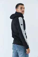 Buzo canguro color bordó con capucha y cordones negros. Tiene mangas largas con una franja vertical azul marino en los laterales y un estampado con texto en el pecho.