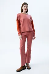 Sweater de punto color rosa y naranja, con bloques de color y detalles en contratono en las costuras, confeccionado en lana italiana.