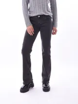 Pantalón de jean negro de corte recto.