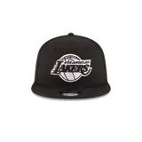 Gorra New Era negra con logo bordado de Los Angeles Lakers en blanco.