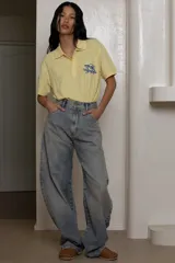 Pantalón jean celeste de tiro alto y corte amplio tipo "barrel leg".