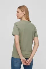 Remera blanca de algodón con estampado de texto y dibujo de naranja.