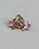 Par de aros dorados con dije de estrella espejada color rosado.