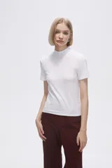 Remera blanca de viscosa con cuello alto y manga corta.