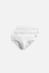 Pack de tres slips blancos de algodón con cintura elástica.