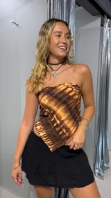 Top strapless con estampado batik en tonos marrones.