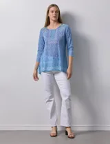 Blusa de modal estampado en tonos celeste, azul y verde, con aplique de brillos en el frente y mangas 3/4.