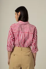 Camisa celeste con rayas verticales blancas, de corte clásico y manga larga.