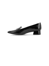 Zapato tipo mocasín de cuero texturado color negro charol, con terminación en punta y taco cuadrado bajo.