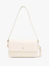 Cartera mensajera color crema con monograma TH dorado en el frente. Tiene asa superior, correa de textil trenzado ajustable y extraíble, cierre de solapa magnético, bolsillo interior con cremallera y monedero extraíble con cremallera.