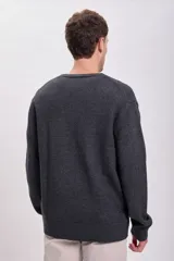 Cardigan de punto gris oscuro con cuello en V y cierre abotonado.